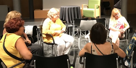 nens i nenes mirant llibres al carrer